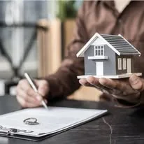 Documento y vivienda para análisis inmobiliario
